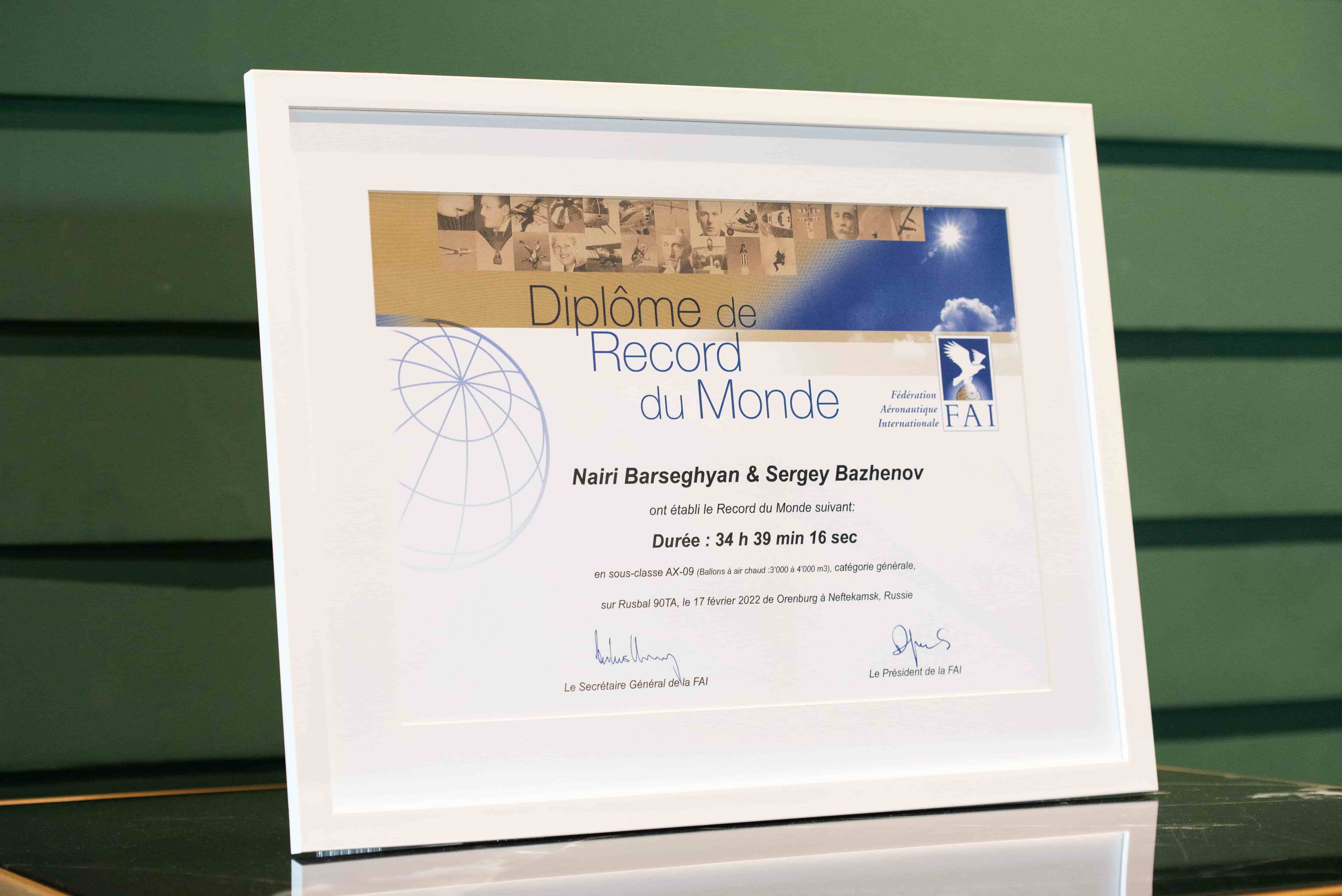 На торжественной церемонии основателю авиакомпании Наири Барсегяну было вручено сертификат о регистрации мирового рекорда
